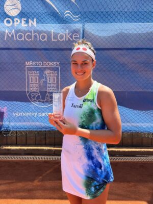 Carolina Alves tennis title